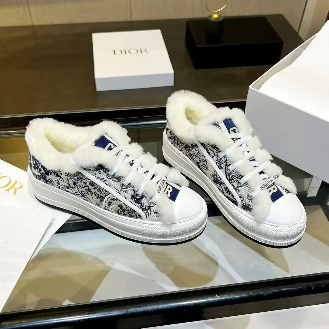👟👟Ex-factory price 640👟👟——Dior Dior embroidered thick-soled wool casual shoes, fur shoes 𝐃𝐈𝐎𝐑 𝐖𝐚𝐥𝐤'𝐧 Dior presbyopic embroidered wool thick-soled canvas shoes, casual sports shoes, this Walk'n'Dior Thick-soled sneakers are a stylish piece that elevate the collection. Oblique printed cotton embroidered upper with comfortable platform sole, tongue and Christian Dior Paris signature laces. Can add fashionable temperament to all kinds of casual looks. Original custom-made imported Oblique printed embroidery fabric. Imported soft sheepskin lining. Original exclusive open-molded TPU material outsole. Bottom thickness 4.5CM. Size: Women's 35-41 (custom-made 41 is non-refundable)
